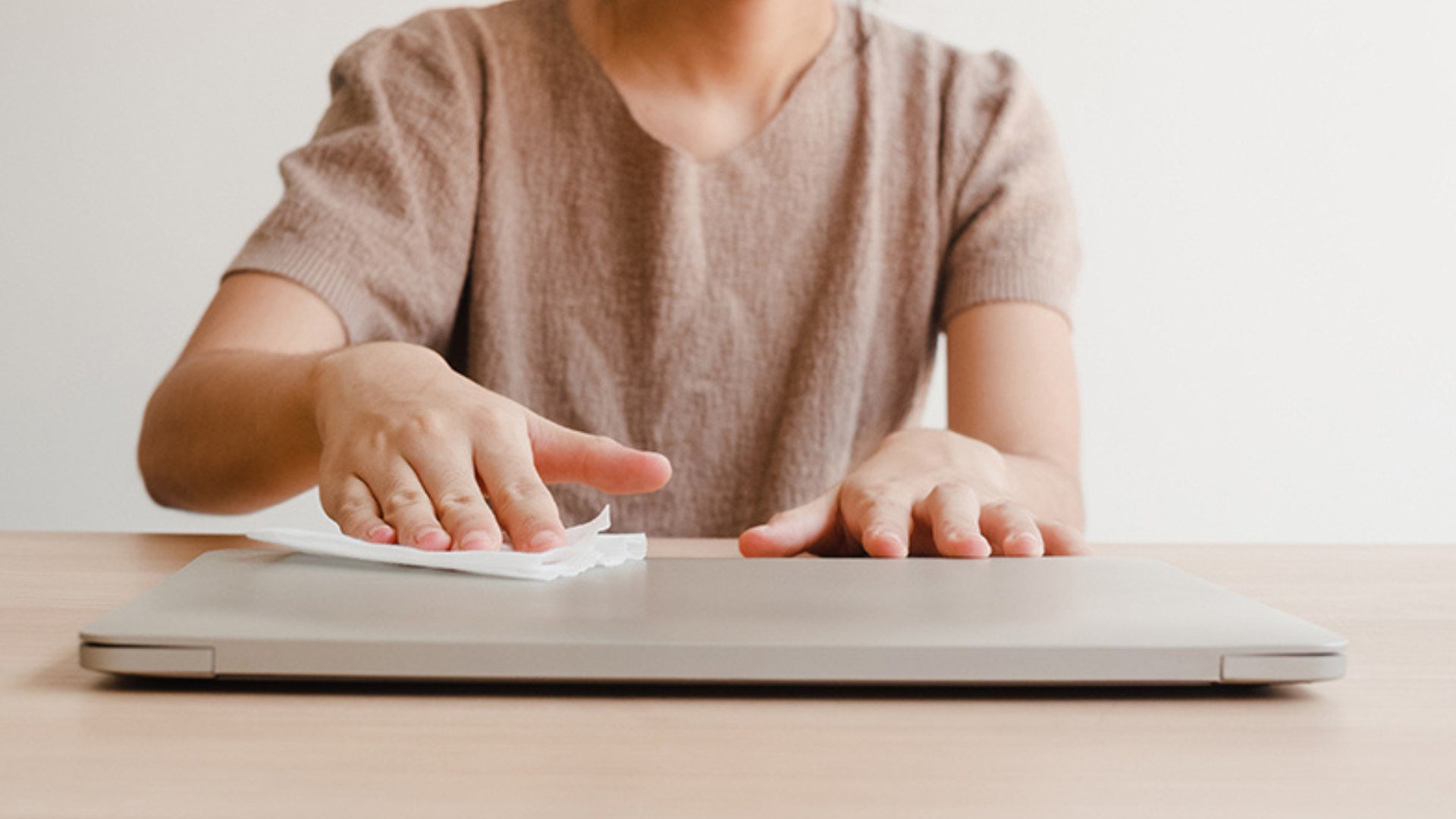 Ve sinh ben ngoai laptop