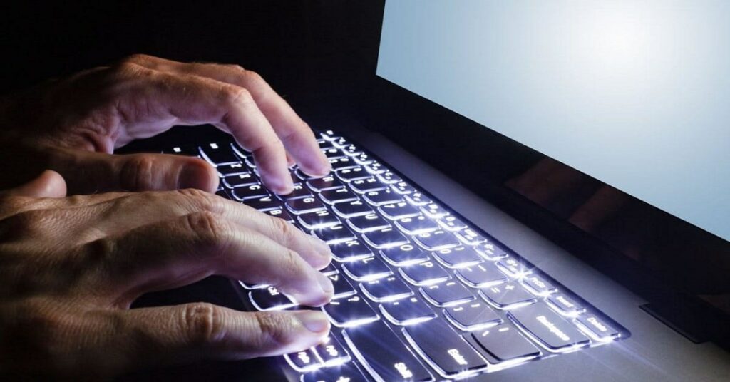 Cách bật đèn bàn phím Laptop hiệu quả 11 de dang lam viec trong dieu kien thieu anh sang