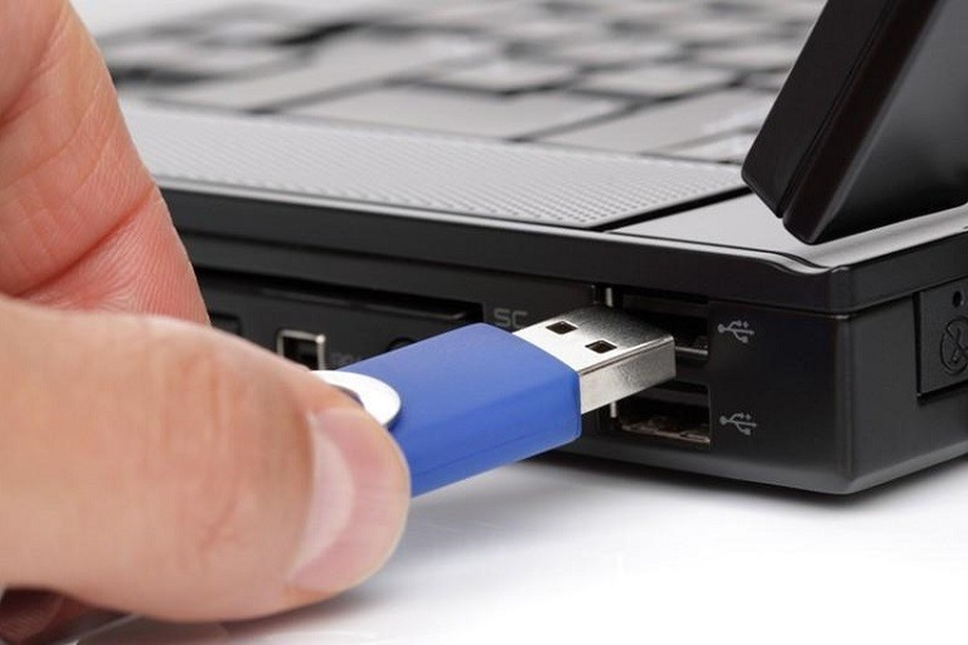 Hướng dẫn sửa lỗi laptop không vào được màn hình chính 7 u dung cong cu khoi phuc tu USB hoac DVD
