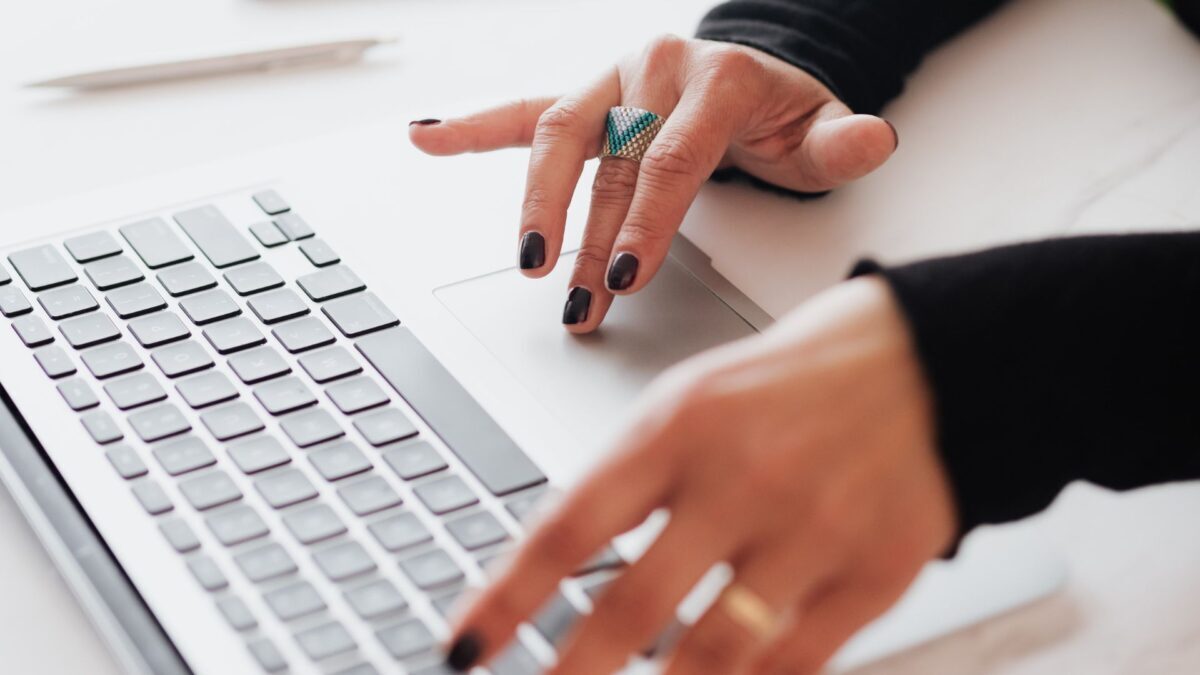 Hướng dẫn chọn mua laptop tốt nhất phù hợp với nhu cầu sử dụng 38 Ban phim va touchpad 1