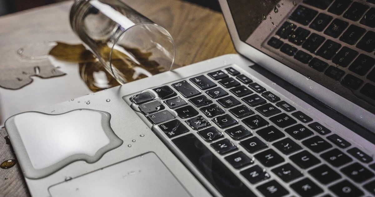 Laptop bi vo nuoc – Hau qua va muc do thiet hai