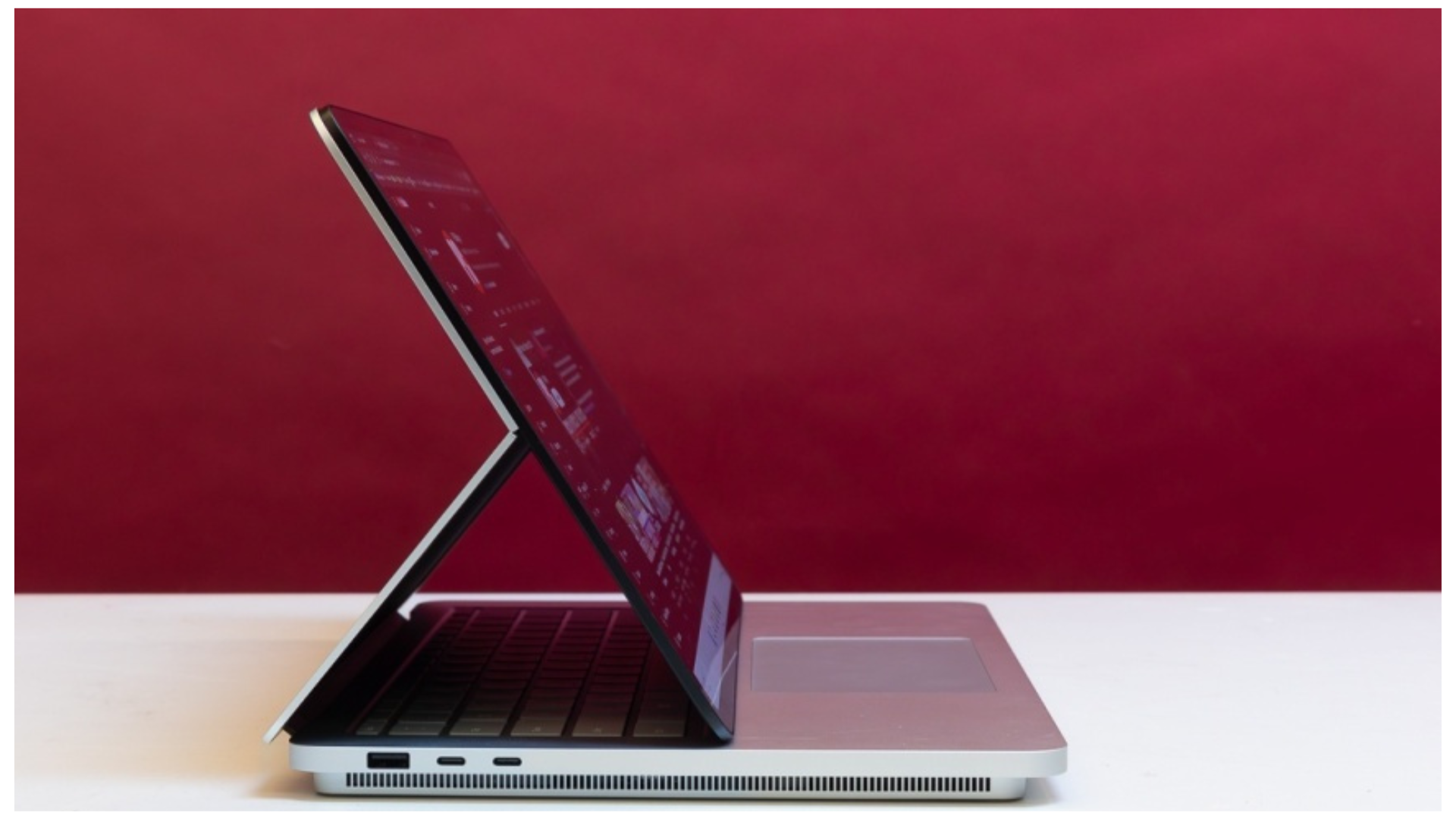 Microsoft Surface Laptop Studio 2 vs. Apple MacBook Pro: Lựa chọn nào tốt nhất cho các chuyên gia sáng tạo nội dung? 12 1 26