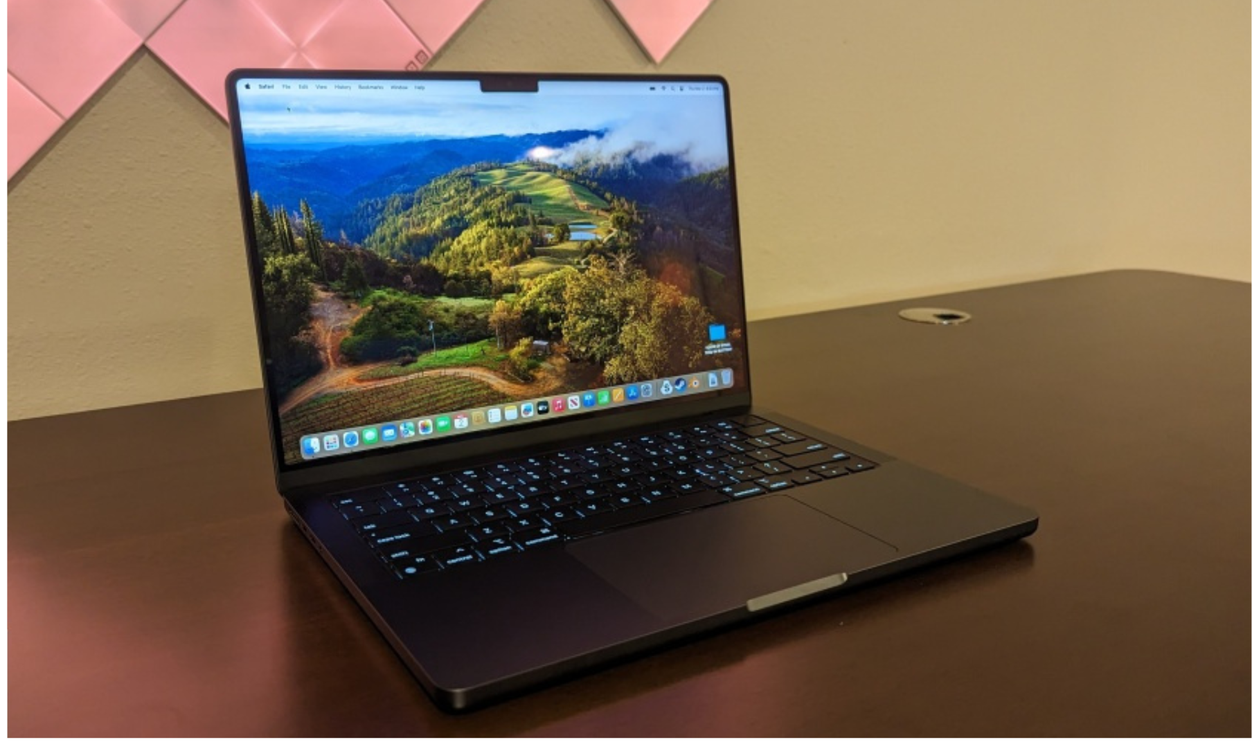 Microsoft Surface Laptop Studio 2 vs. Apple MacBook Pro: Lựa chọn nào tốt nhất cho các chuyên gia sáng tạo nội dung? 11 2 22 e1732516346130
