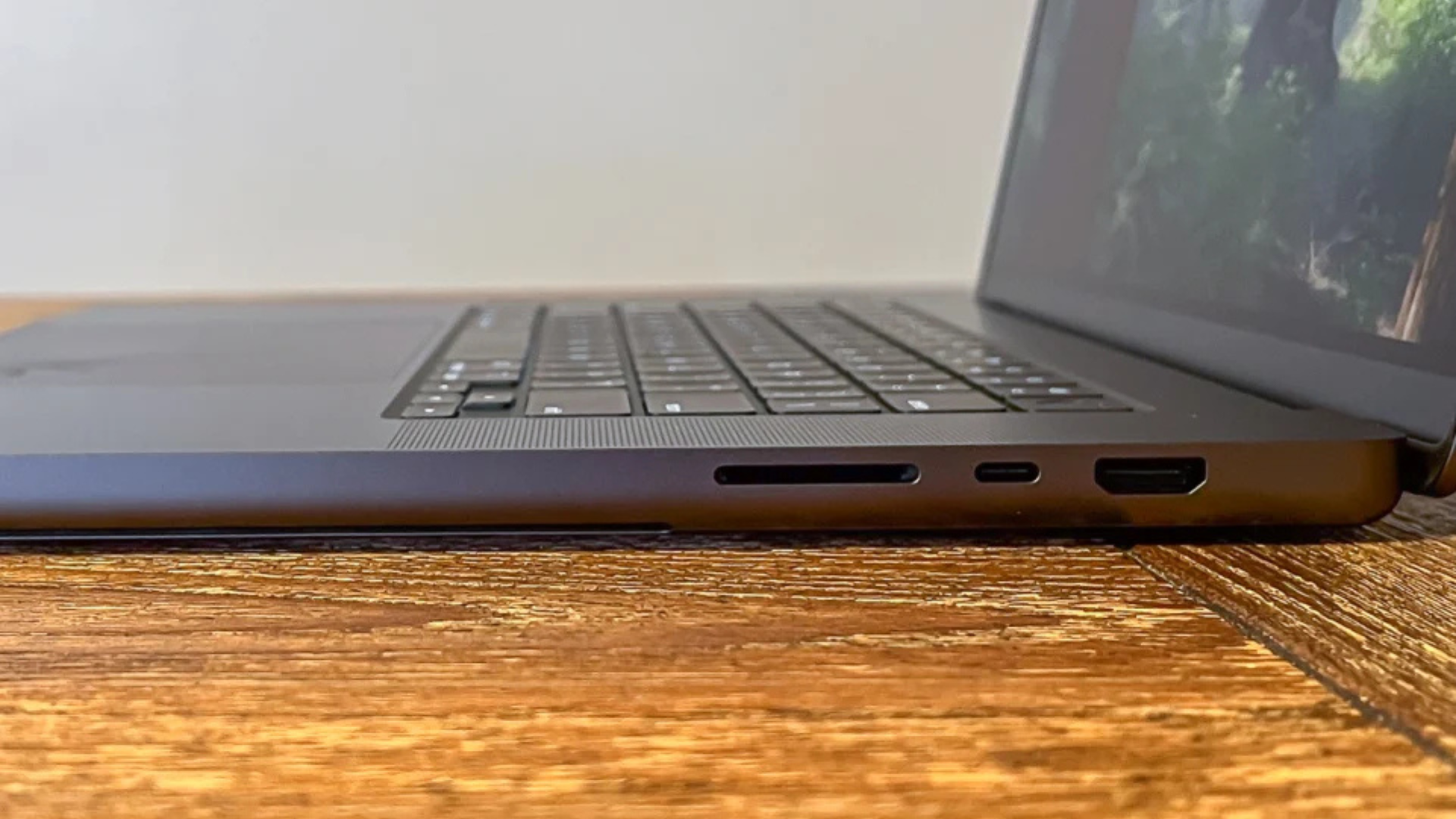 So sánh MacBook Pro 14 inch và MacBook Pro 16-Inch: Nên chọn laptop Apple M4 nào? 9 3 21