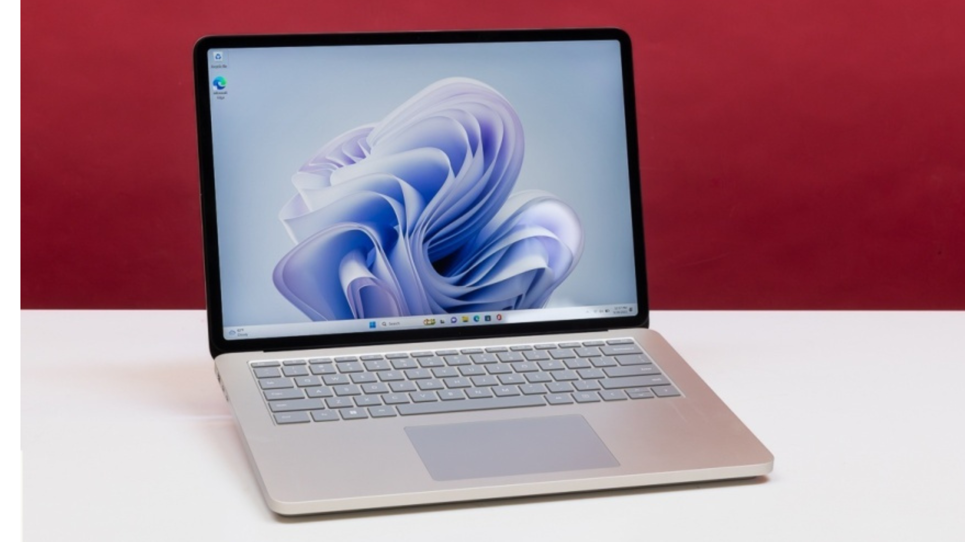 Microsoft Surface Laptop Studio 2 vs. Apple MacBook Pro: Lựa chọn nào tốt nhất cho các chuyên gia sáng tạo nội dung? 13 4 20
