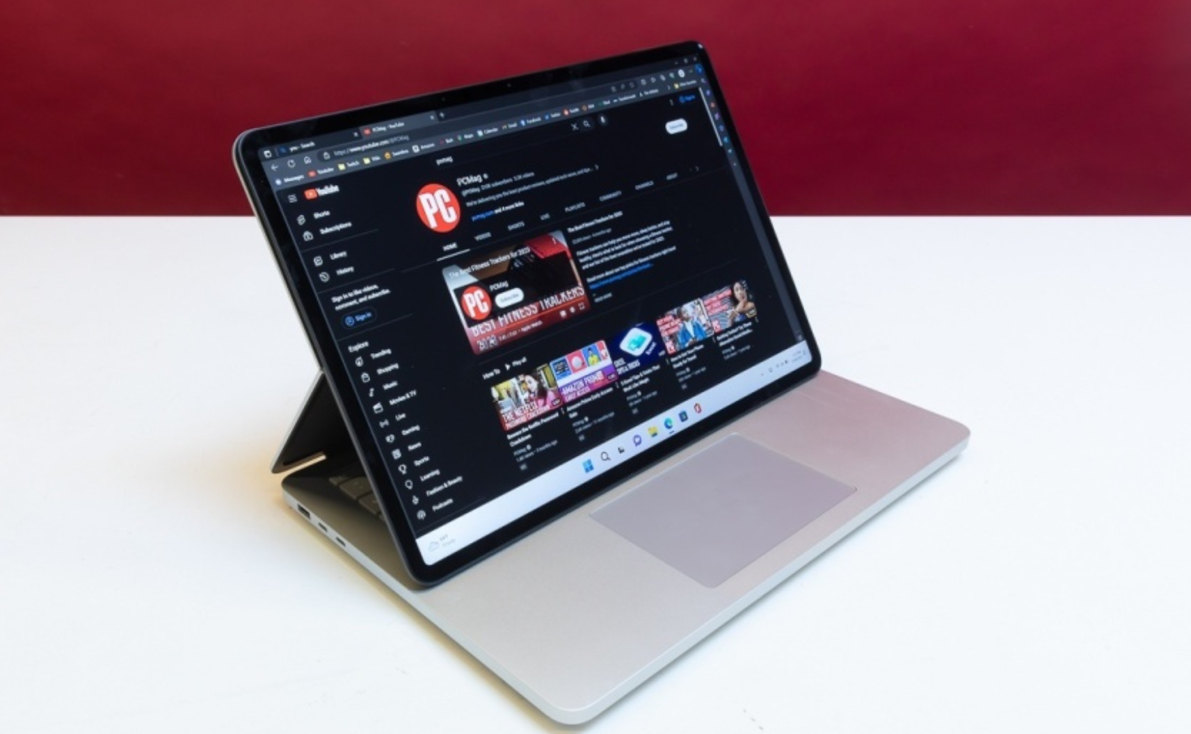 Microsoft Surface Laptop Studio 2 vs. Apple MacBook Pro: Lựa chọn nào tốt nhất cho các chuyên gia sáng tạo nội dung? 17 8 16 e1732510548552