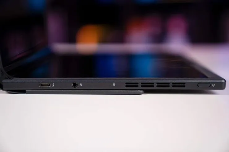 ASUS Zenbook 17 Fold OLED 06