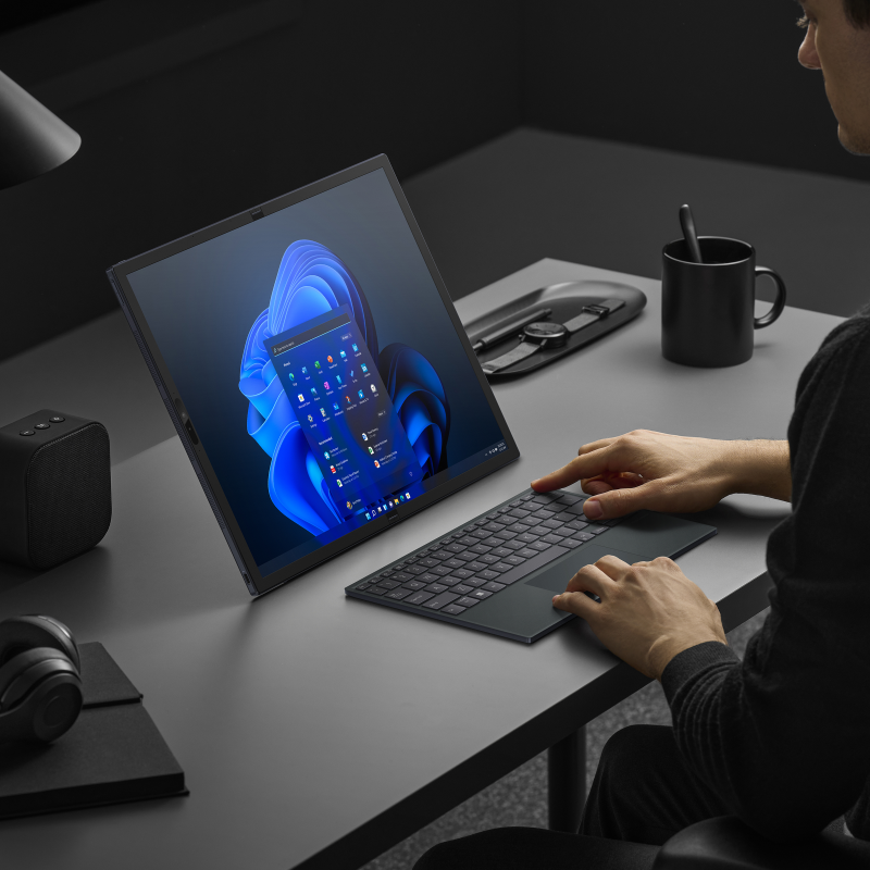 ASUS Zenbook 17 Fold OLED 18