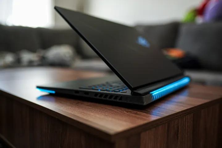 Asus ROG Strix Scar 18 03