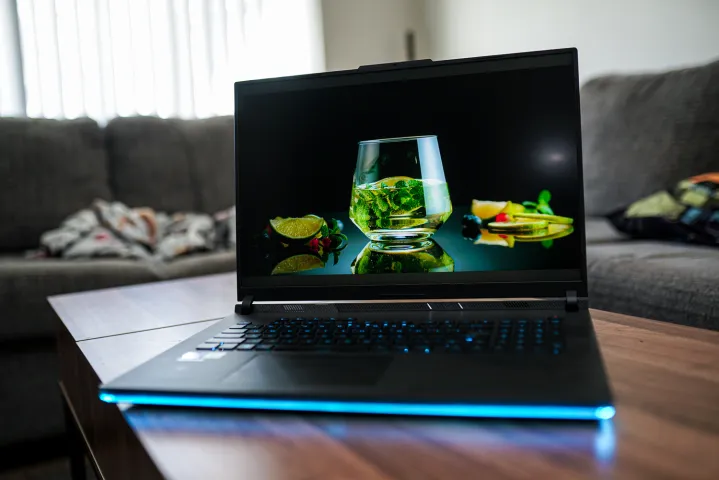 Asus ROG Strix Scar 18 08