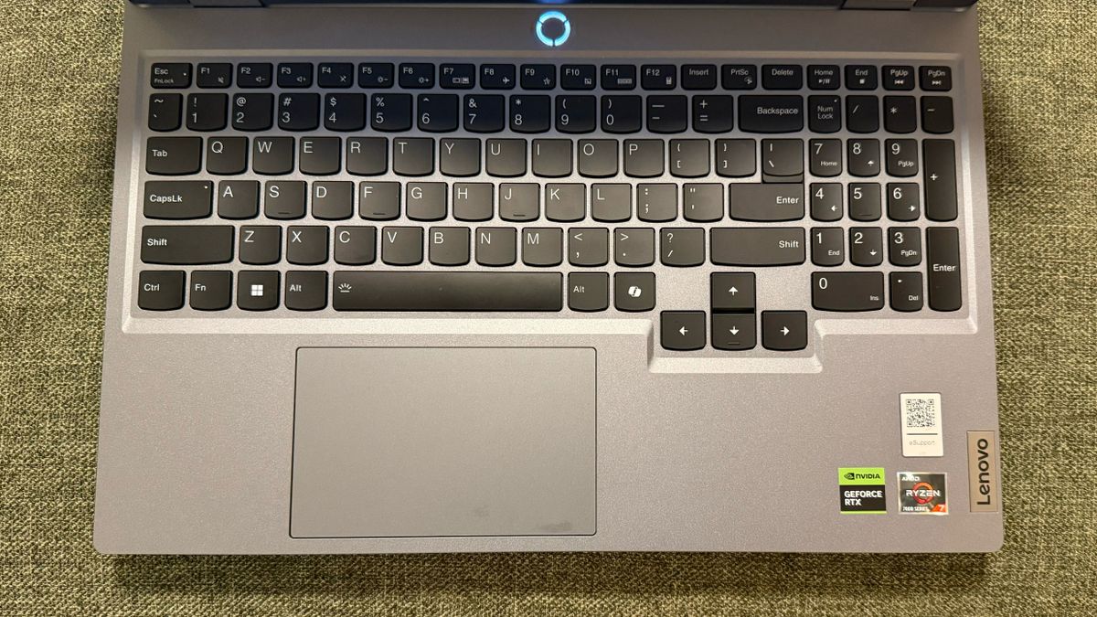 Đánh giá Laptop Lenovo LOQ 15ARP9: Lựa chọn gaming tốt, nhưng liệu có đáp ứng đủ nhu cầu công việc? 30 Lenovo LOQ 15ARP9 11