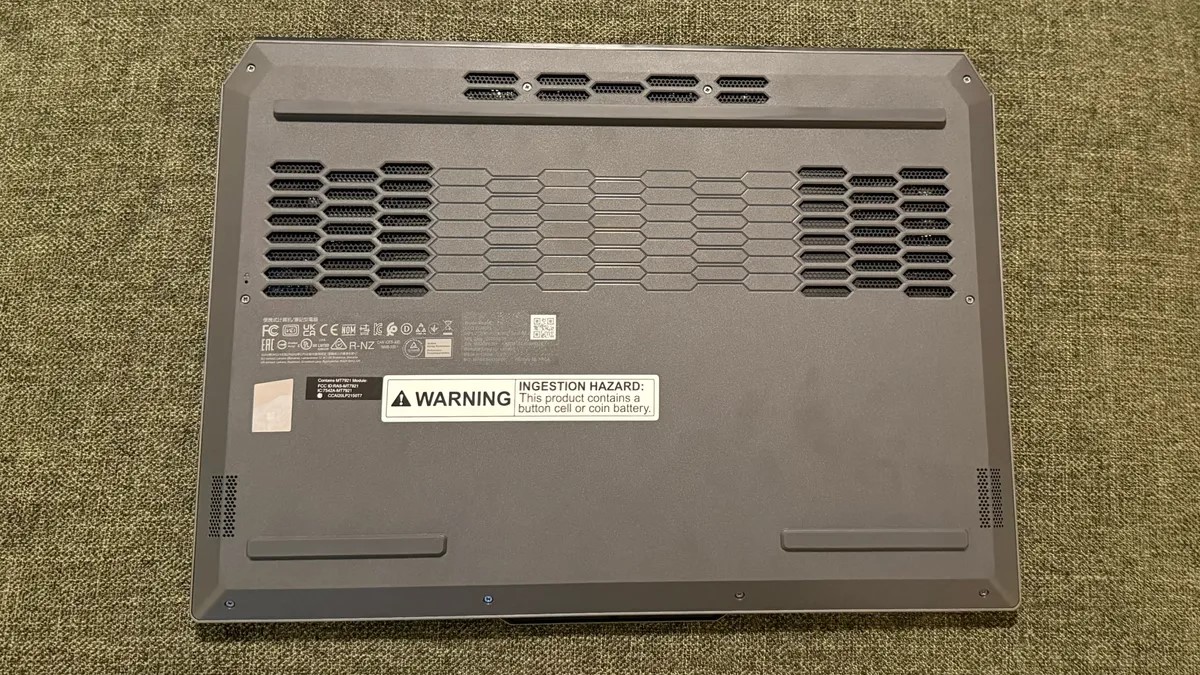 Đánh giá Laptop Lenovo LOQ 15ARP9: Lựa chọn gaming tốt, nhưng liệu có đáp ứng đủ nhu cầu công việc? 33 Lenovo LOQ 15ARP9 14