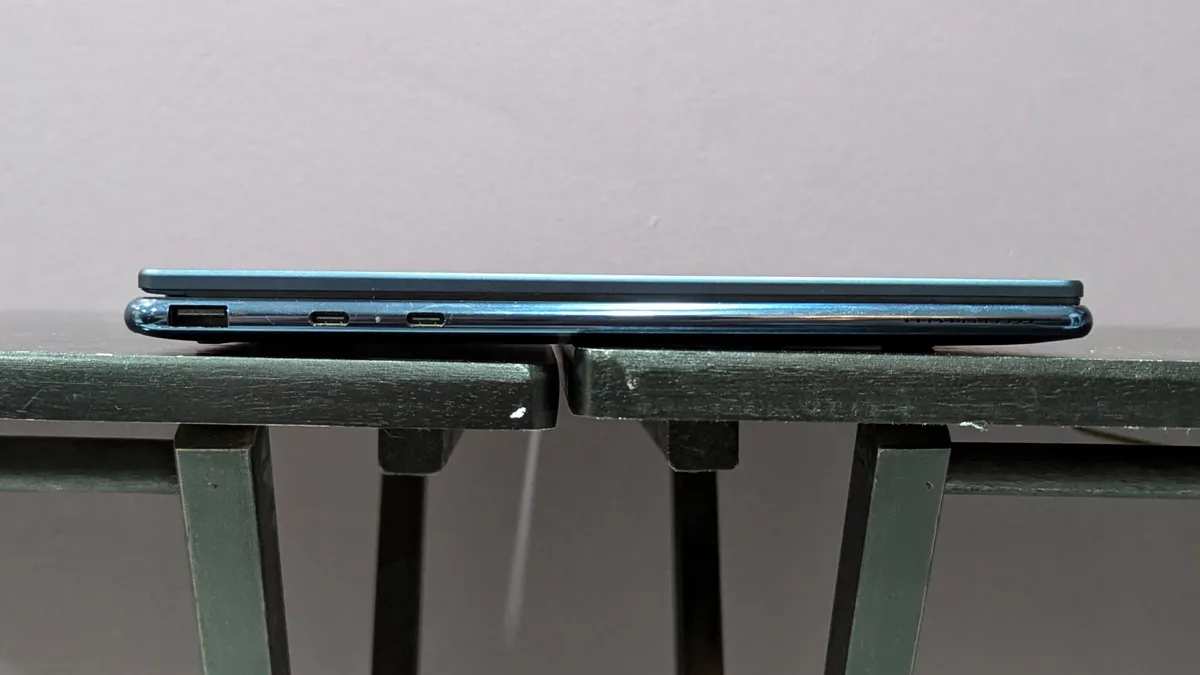 Lenovo Yoga 9i so với HP Spectre x360: Trong hai chiếc máy tính xách tay tuyệt vời này, chiếc nào vượt trội hơn? 8 Lenovo Yoga 9i so voi HP Spectre x360 03