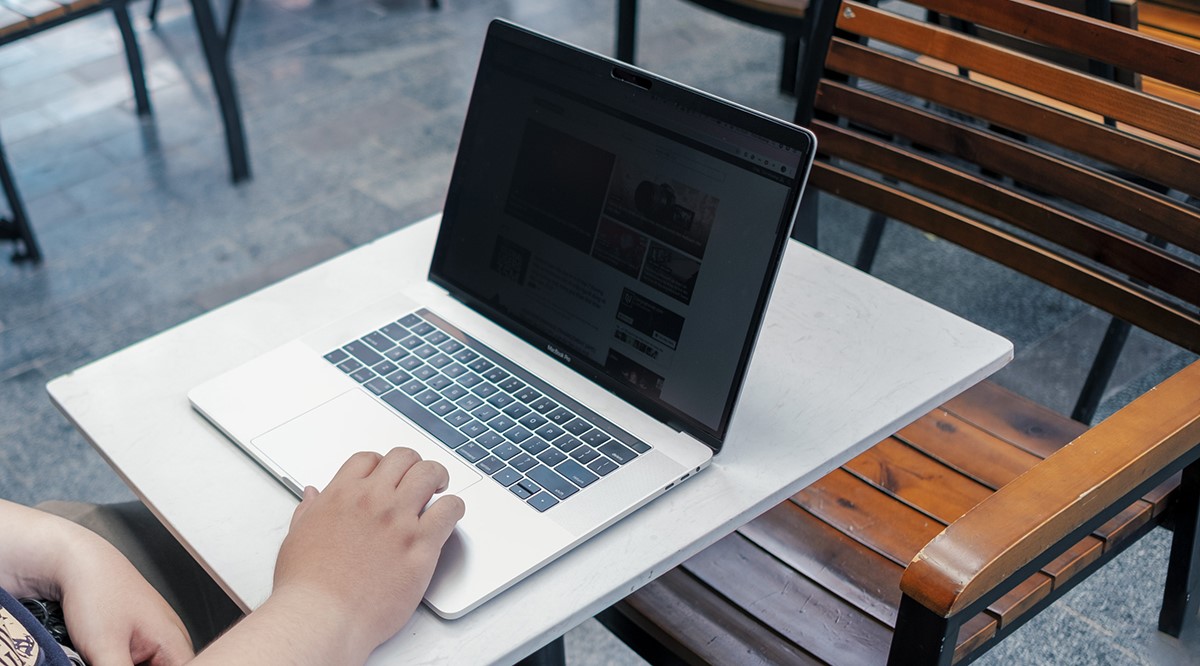 Top phụ kiện MacBook đáng mua nhất năm 2024 - Nâng tầm trải nghiệm cùng MacBook 22 SightPro Magnetic Privacy Screen 1