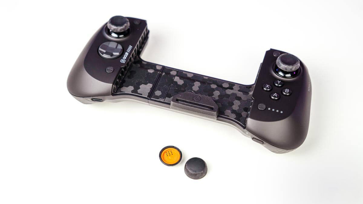 Tay cam choi game Scuf Nomad 02