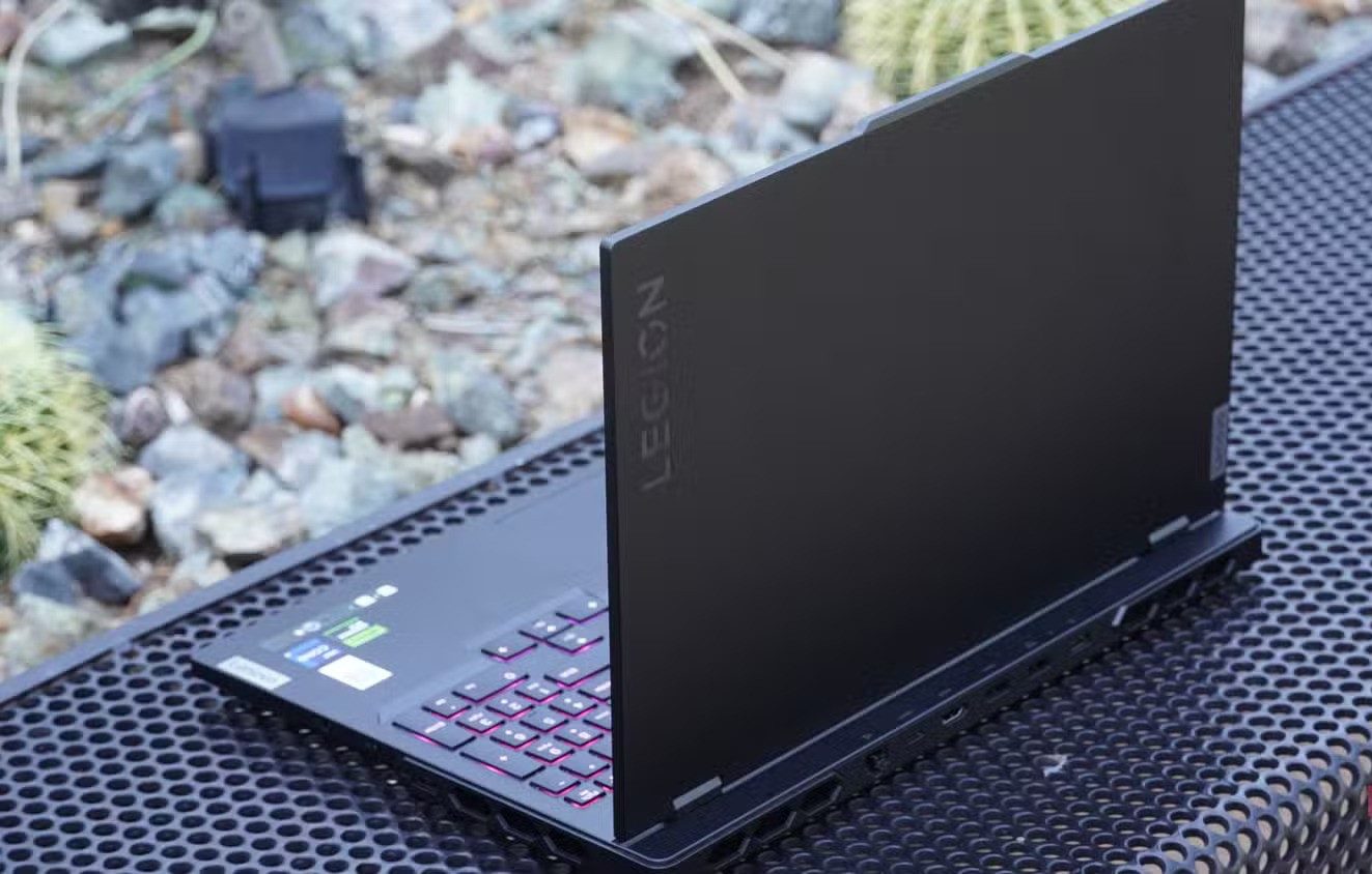 Lenovo Legion Pro 7i Gen 9 02 e1733984531923