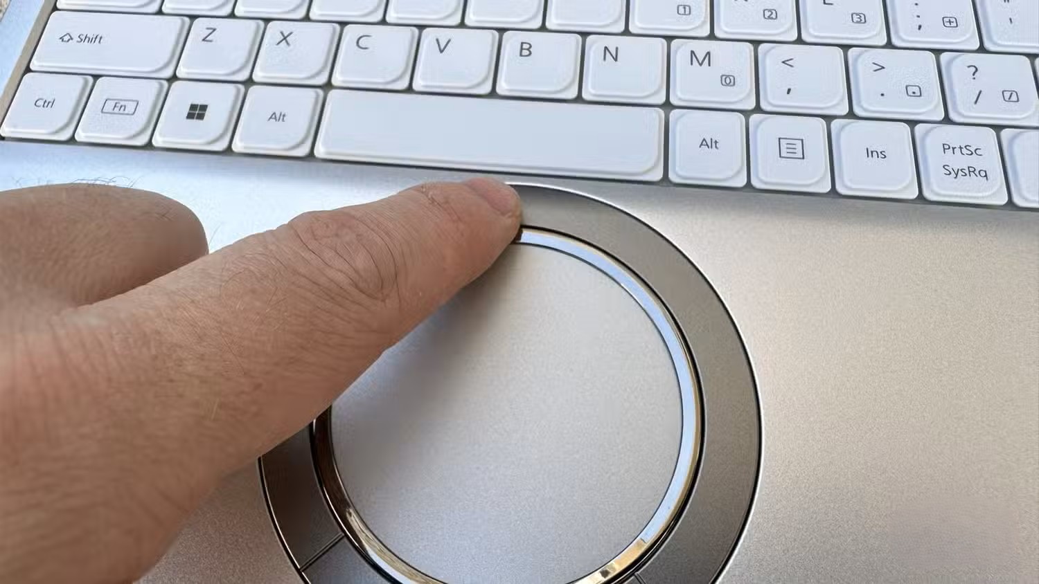 Đánh giá Panasonic Let's Note FV4: Bàn di chuột gây nghiện và trải nghiệm đáng kinh ngạc 8 Panasonic Lets Note FV4 7