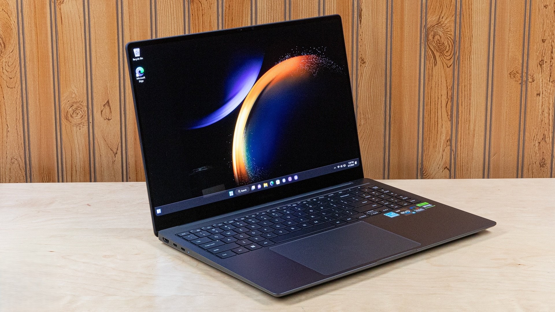 Samsung Galaxy Book 3 Ultra da ngung san xuat 1