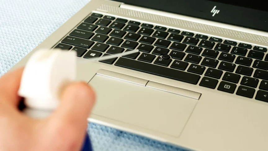 Hướng dẫn chi tiết cách vệ sinh laptop đúng cách bảo vệ thiết bị, kéo dài tuổi thọ sử dụng 4 10 buoc ve sinh laptop dung cach bao ve thiet bi keo dai tuoi tho su dung 3