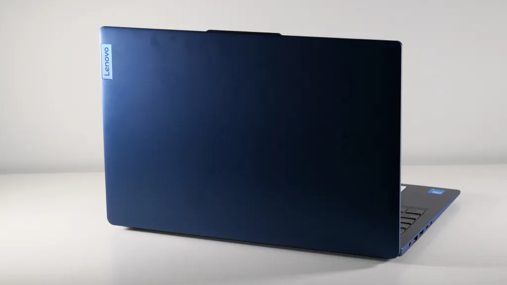 Đánh giá Lenovo IdeaPad Slim 3i 15IRU9: Ngân sách hạn chế không phải vấn đề, nhưng điều này sẽ là điểm trừ khó bỏ qua! 11 Lenovo IdeaPad Slim 3i 1