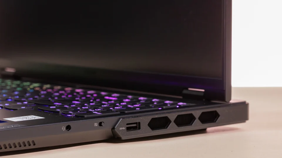 Lenovo Legion Pro 7i Gen 9 - Cỗ máy gaming đỉnh cao với hiệu năng vượt trội 17 Lenovo Legion Pro 7i Gen 9 5 1