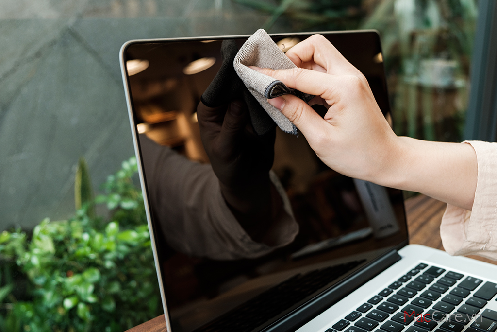 Ve sinh man hinh dinh ky