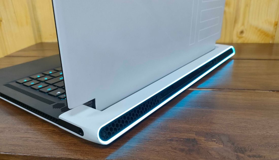Alienware X15 R2 – Bước nhảy vọt trong thiết kế và hiệu năng gaming! 15 Alienware X15 R2 1 e1740742861519