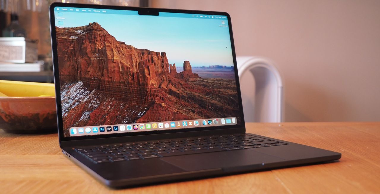 Microsoft Surface Pro vs MacBook Air 13 inch: Cuộc chạm trán đỉnh cao giữa hai biểu tượng di động 16 Apple MacBook Air 13 inch 2024 M3 1 e1738778515670