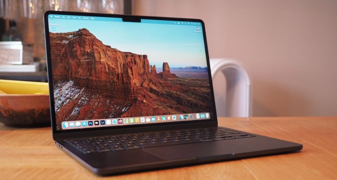 Microsoft Surface Laptop vs Apple MacBook Air - Đâu là lựa chọn tối ưu cho dân sáng tạo nội dung? 11 Apple MacBook Air 13 inch 2024 M3 e1738649495355