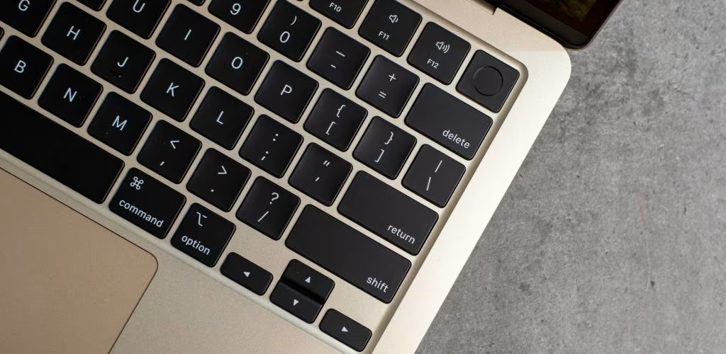 Apple MacBook Air M3 13-inch: Sự kết hợp hoàn hảo giữa hiệu suất và thiết kế 24 Apple MacBook Air M3 13 inch 9