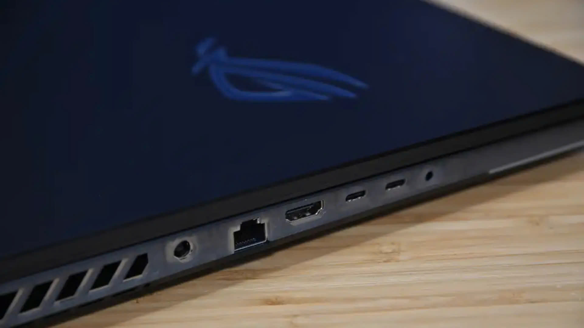 Đánh giá Asus ROG Strix Scar 18 (2024): Sức mạnh laptop thuần túy, không bị kiềm chế 18 Asus ROG Strix Scar 18 2024 5