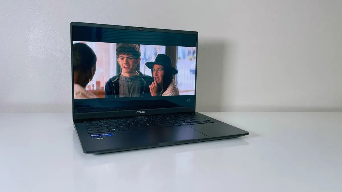 Asus Vivobook S14 vs Zenbook 14 (Q425M): Đâu là chiếc laptop xứng đáng để sở hữu? 8 Asus Vivobook S14 vs Asus Zenbook 14 1