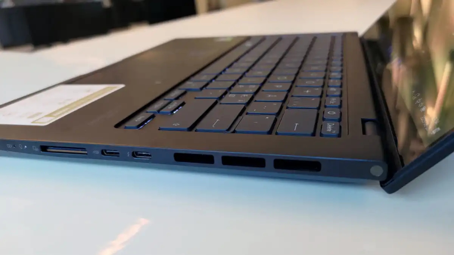 Đánh giá Asus Zenbook 14 Pro OLED: Hiệu suất mạnh mẽ trong một gói nhỏ 7 Asus Zenbook 14 Pro OLED 1