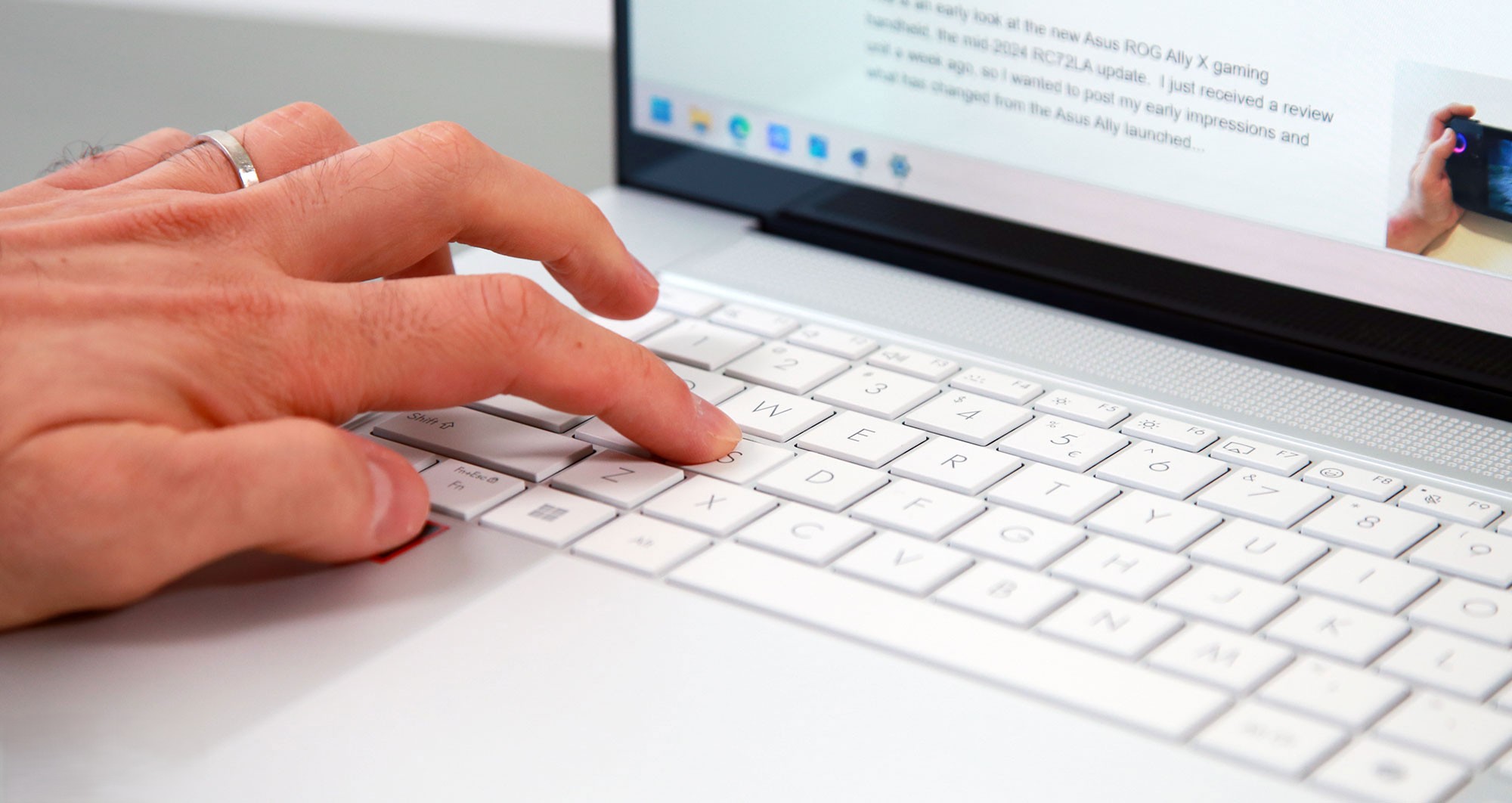 Đánh giá Asus Zenbook S 16 (2024) - Tuyệt tác mỏng nhẹ, sức mạnh đột phá với Ryzen AI 9 HX 370 & Radeon 890M 70 Asus Zenbook S 16 5