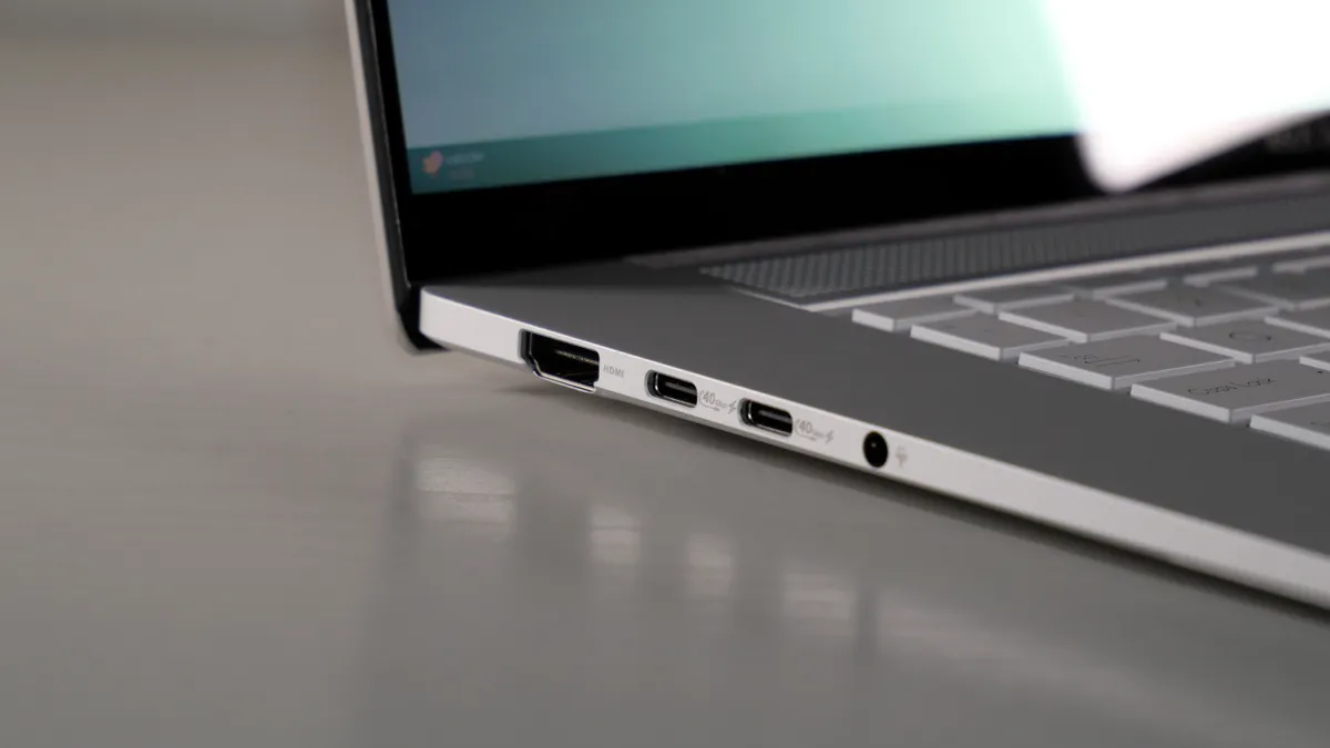 Asus Zenbook S16 vs Vivobook S15: Cuộc đối đầu đỉnh cao giữa Ryzen AI 300 và Snapdragon X Elite! 7 Asus Zenbook S16 vs Vivobook S15 Cuoc doi dau dinh cao giua Ryzen AI 300 va Snapdragon X Elite