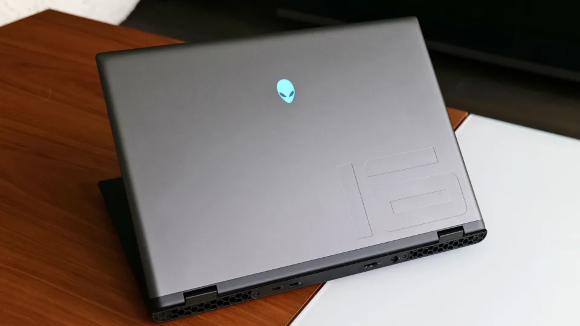 Danh gia Alienware m16 R2 7