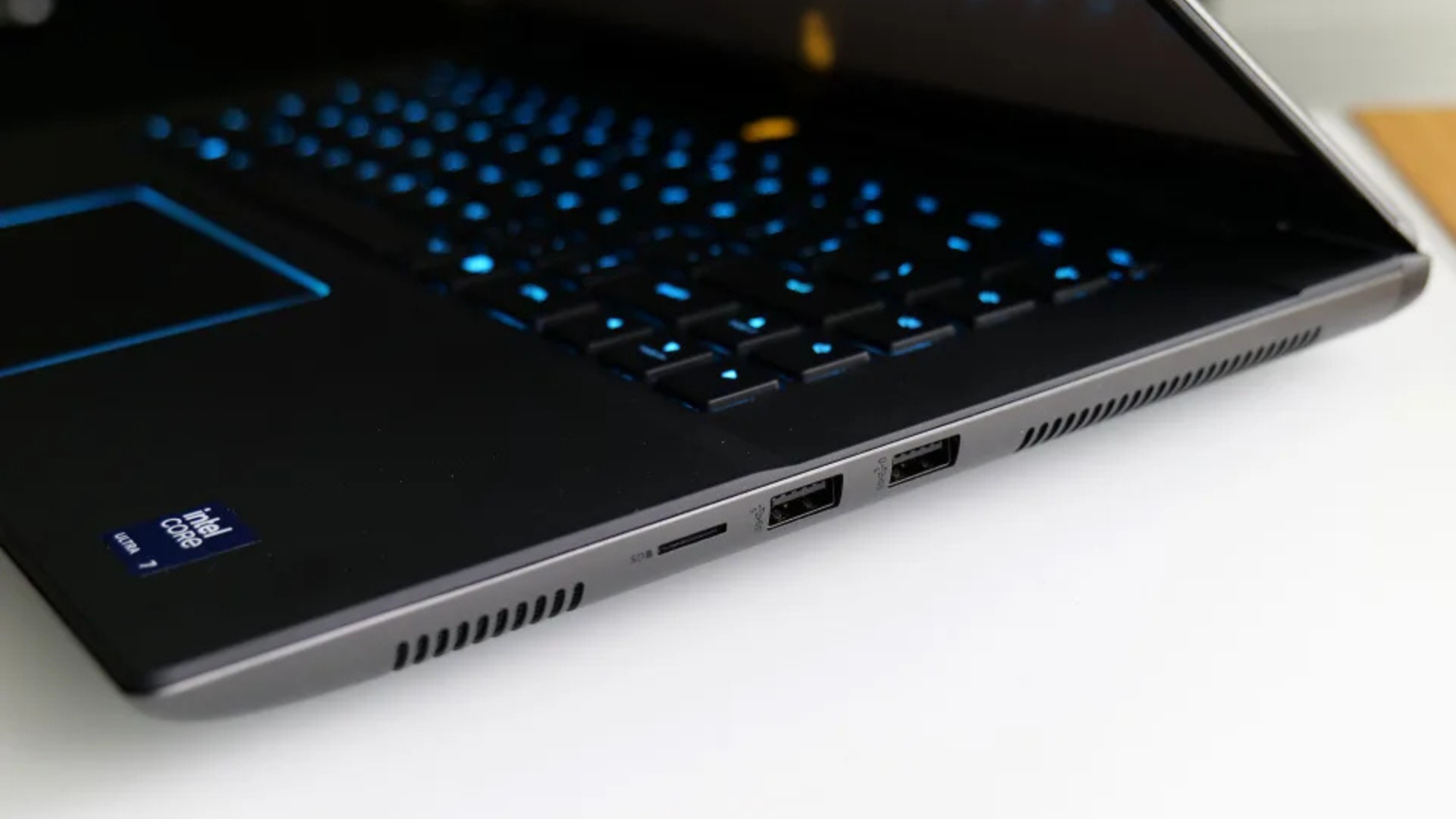 Danh gia Alienware m16 R2 8