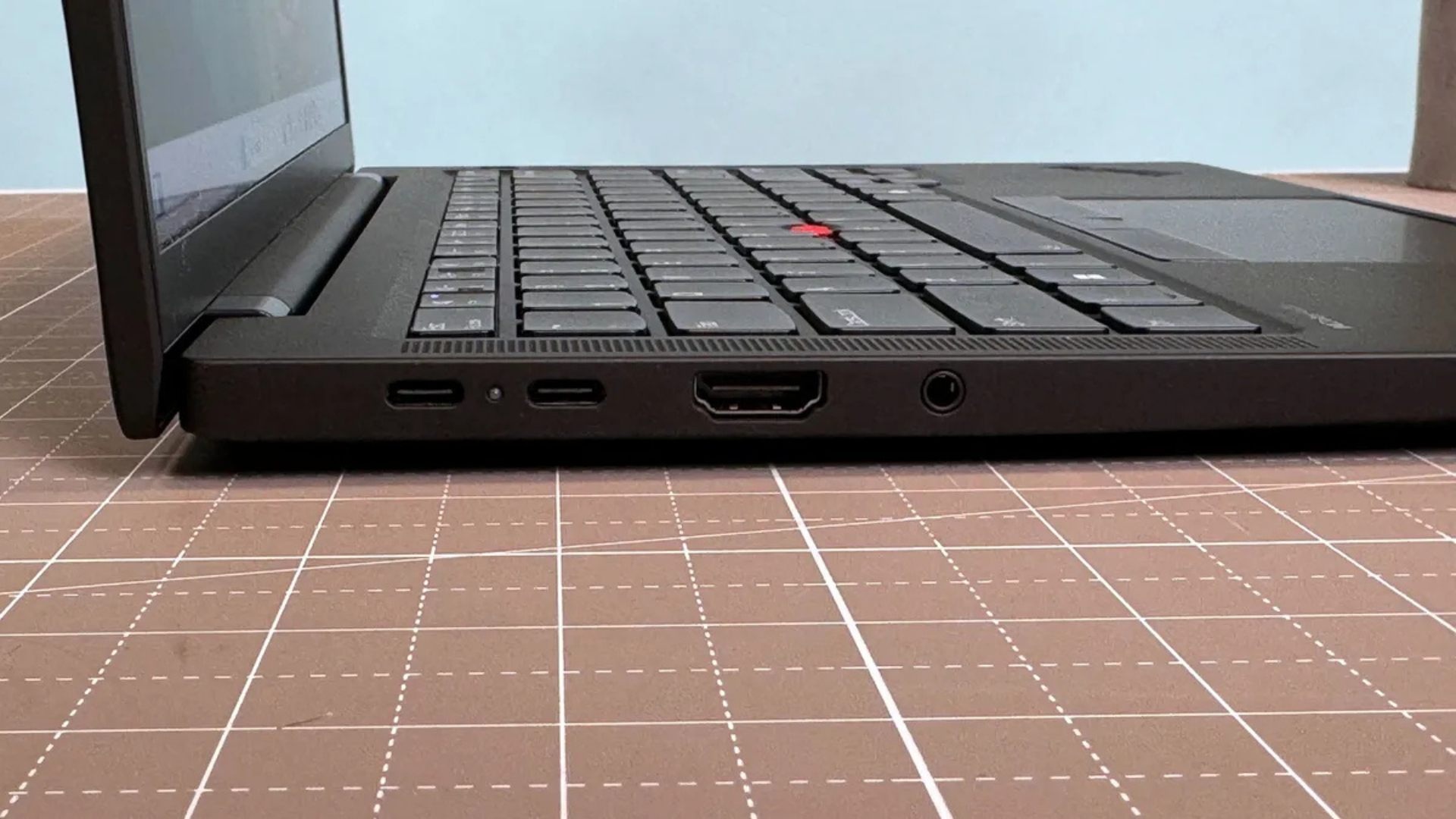 Đánh giá Lenovo ThinkPad T14s (Gen 6, Snapdragon): Thời gian sử dụng pin lên đến 21 giờ 16 Danh gia Lenovo ThinkPad T14s Gen 6 Snapdragon 3
