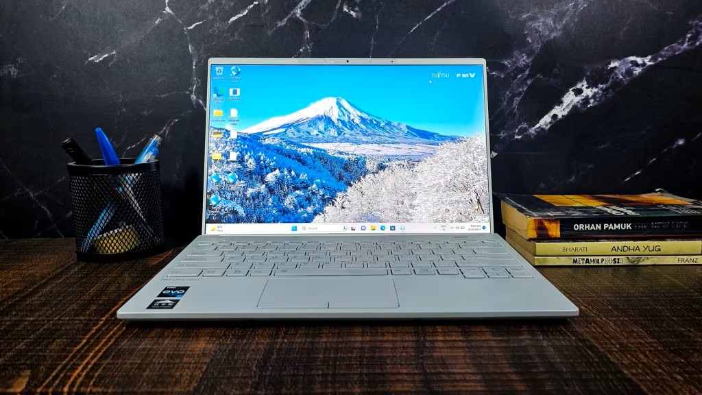 Fujitsu FMV UH X 14 inch 1