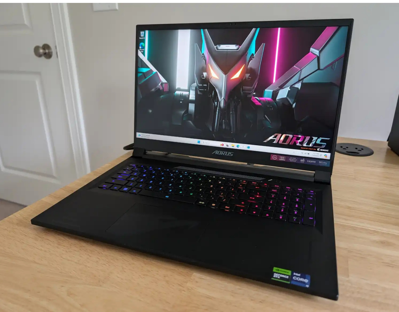 Đánh giá Gigabyte Aorus 17X: Phần cứng cao cấp và màn hình khổng lồ 16 Gigabyte Aorus 17X 1 e1740568343661