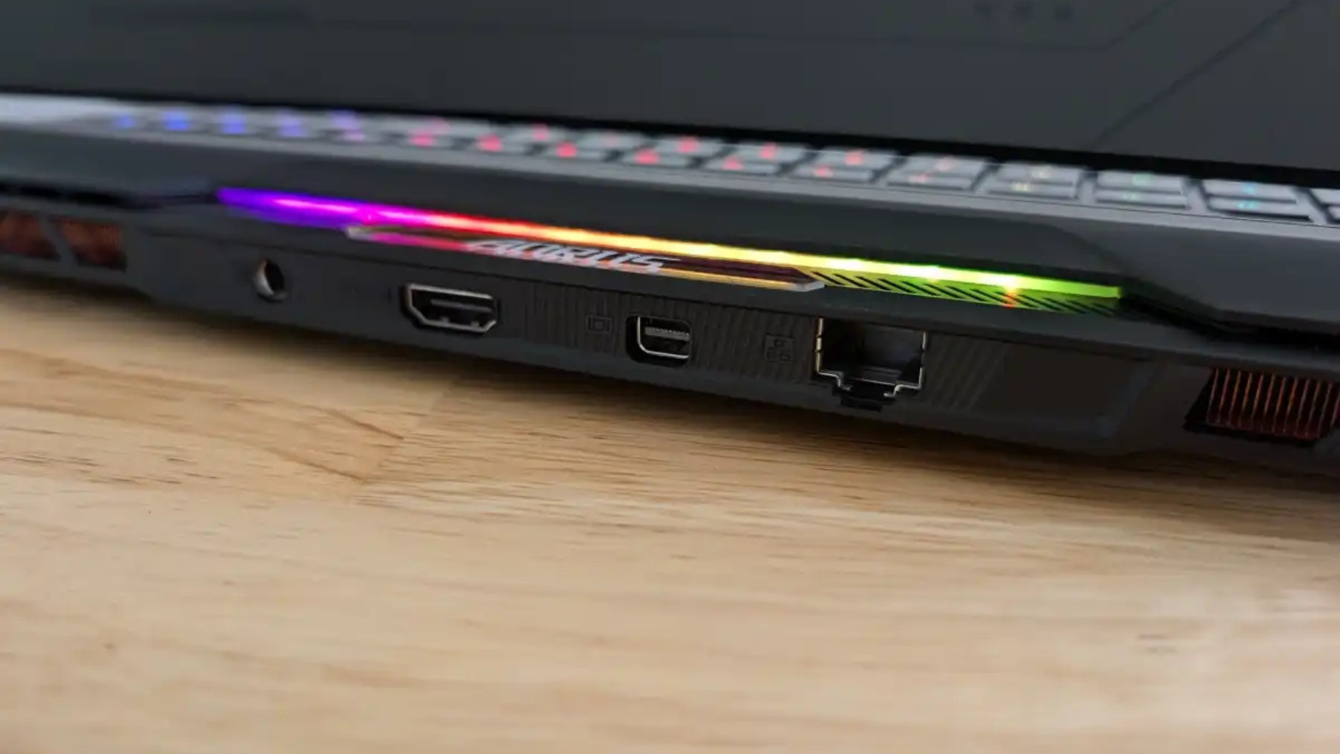 Đánh giá Gigabyte Aorus 17X: Phần cứng cao cấp và màn hình khổng lồ 18 Gigabyte Aorus 17X 3