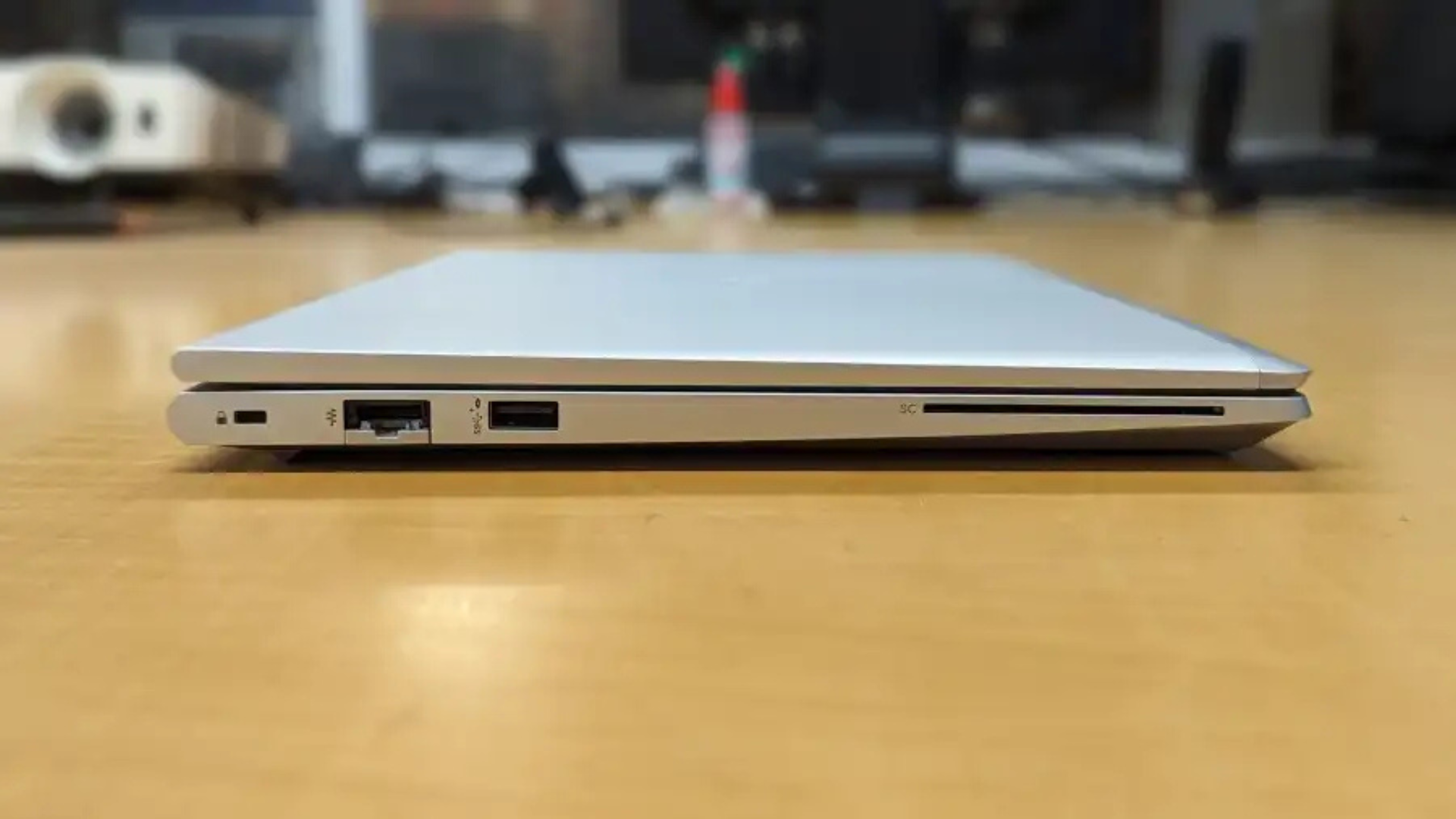 HP Elitebook 640 G10: Laptop doanh nghiệp nhỏ gọn với 4G 8 HP Elitebook 640 G10 4