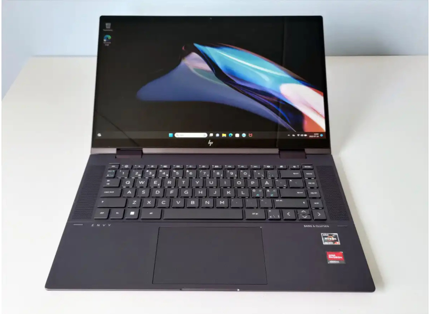 Đánh giá HP Envy x360 15: Laptop 2-trong-1 mạnh mẽ với vi xử lý AMD 9 HP Envy x360 15 1 e1740675973961