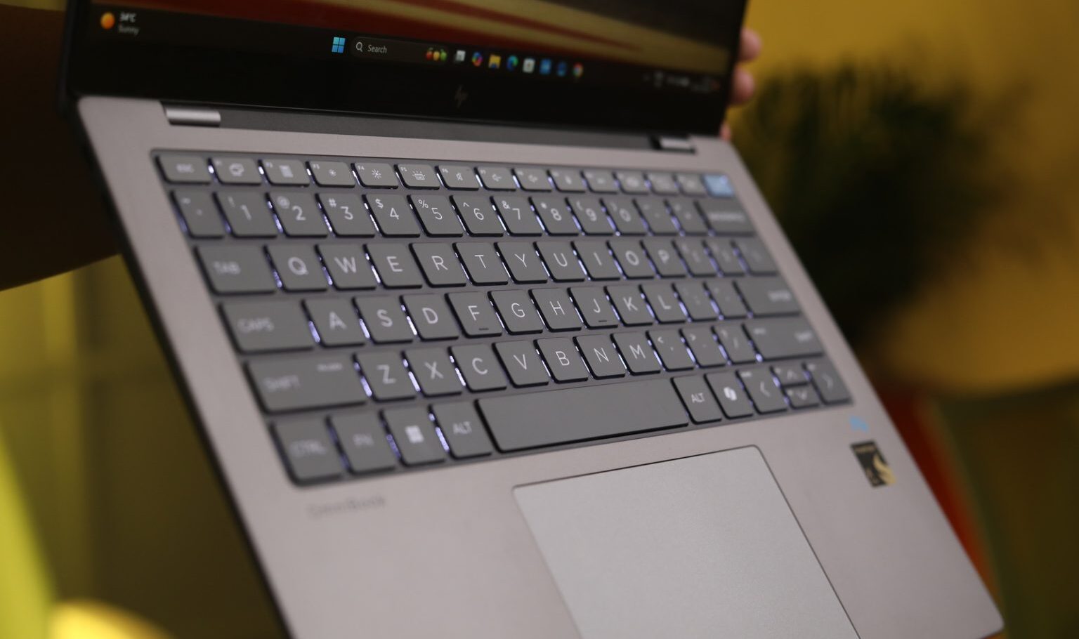 Đánh giá HP OmniBook X - Ultrabook mạnh mẽ với thiết kế tinh tế và hiệu suất ấn tượng 15 HP OmniBook X 8 e1740125431998