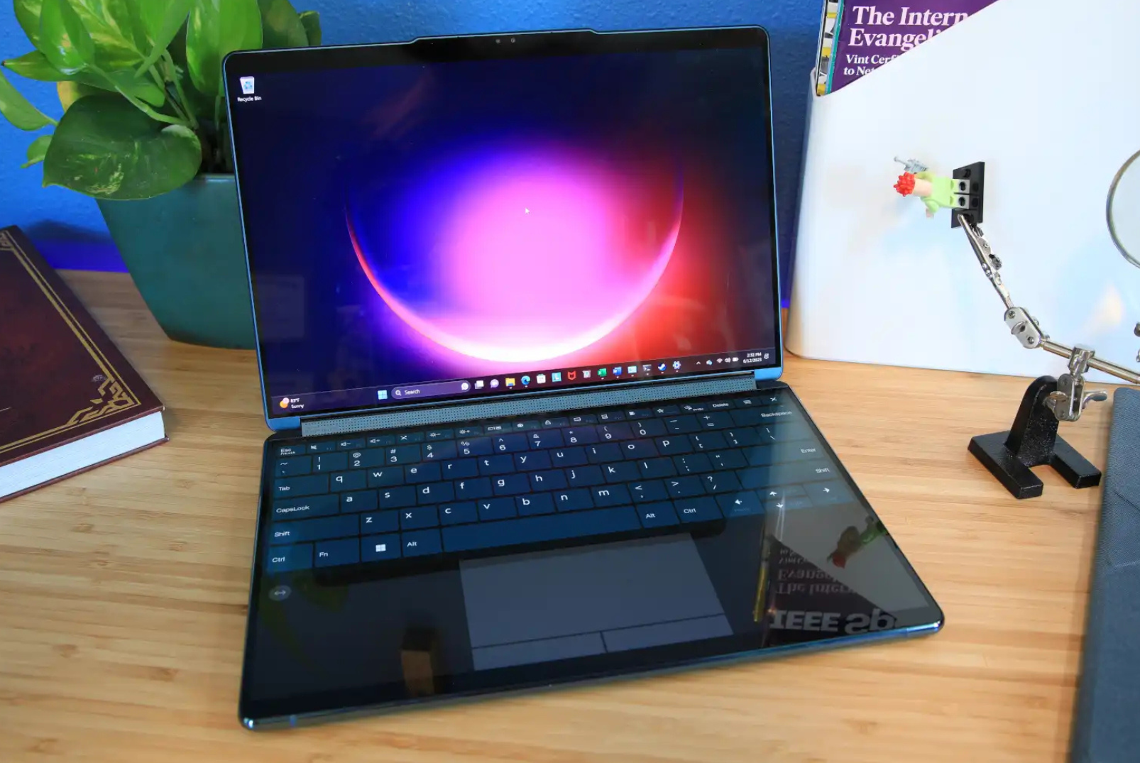 Đánh giá Lenovo Yoga Book 9i: Kiểu thiết kế kỳ lạ đúng nghĩa 11 Lenovo Yoga Book 9i 1 e1740679805948