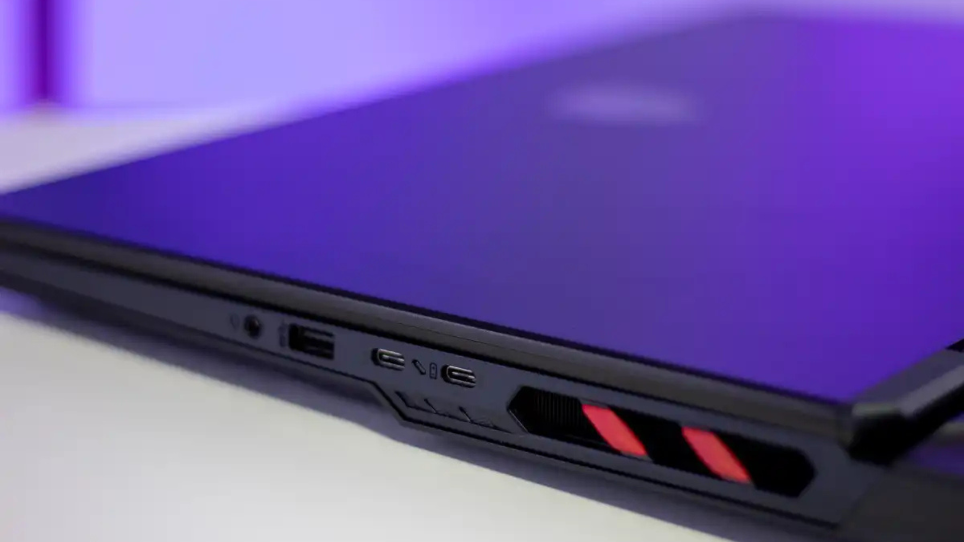 MSI Raider 18 HX: Mạnh mẽ như cân nặng của máy 16 MSI Raider 18 HX 5