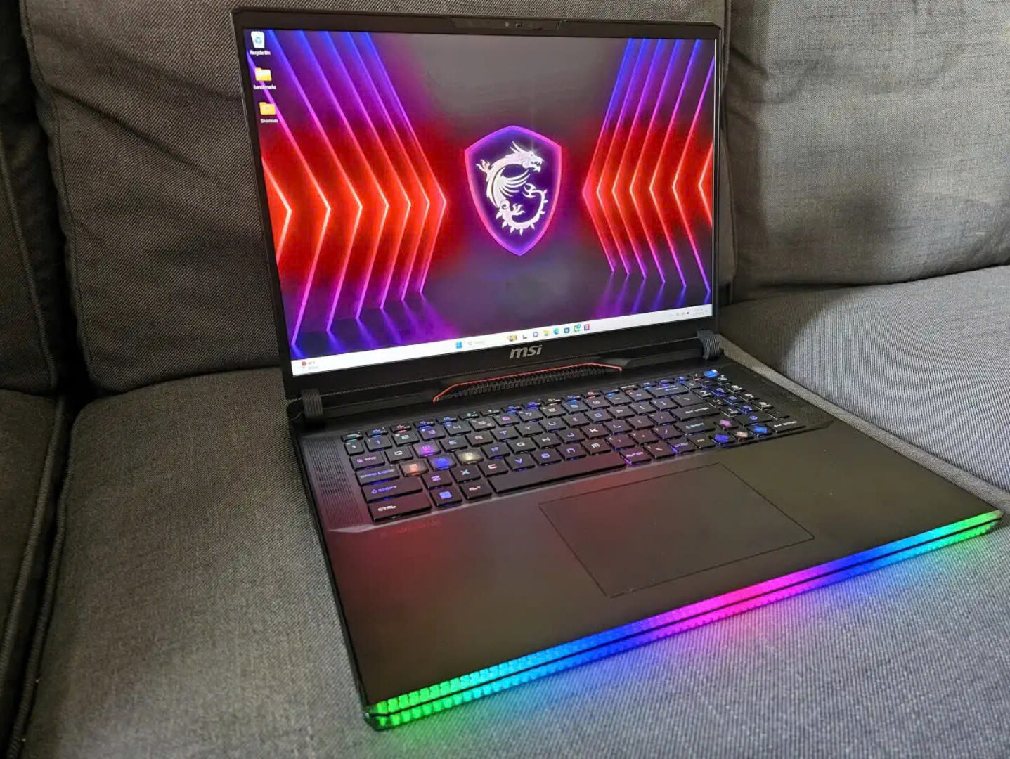 Đánh giá MSI Raider GE78 HX 14VIG: Lớn, mạnh mẽ và nổi bật 16 MSI Raider GE78 HX 14VIG 1 e1740657812919