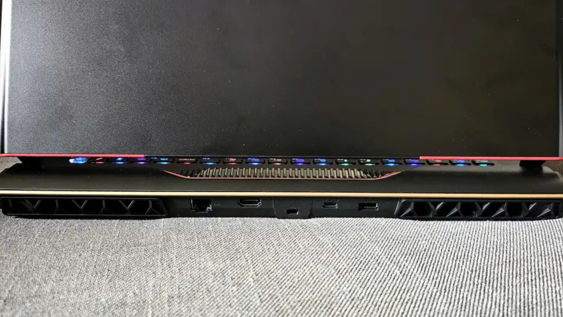 Đánh giá MSI Raider GE78 HX 14VIG: Lớn, mạnh mẽ và nổi bật 17 MSI Raider GE78 HX 14VIG 4