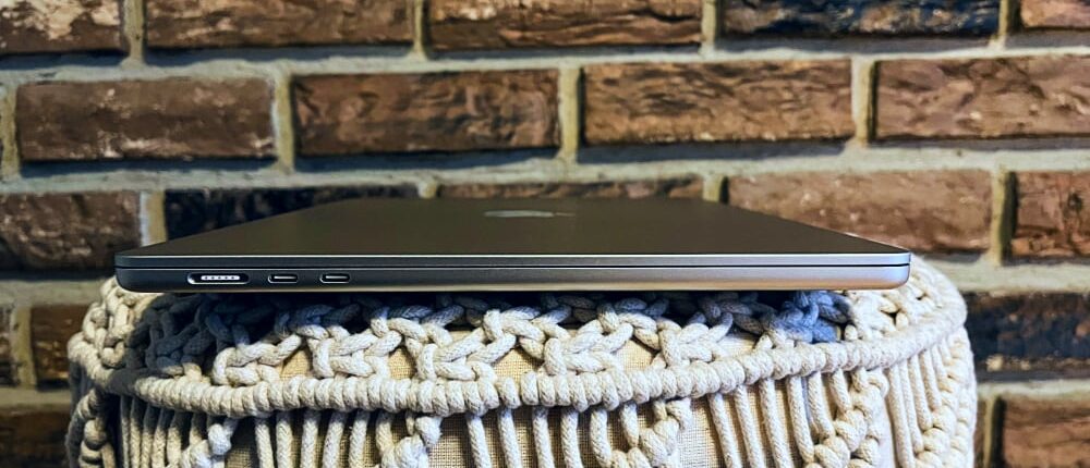 Microsoft Surface Laptop vs Apple MacBook Air - Đâu là lựa chọn tối ưu cho dân sáng tạo nội dung? 12 Microsoft Surface Laptop vs Apple MacBook Air Dau la lua chon toi uu cho dan sang tao noi dung e1738650555444