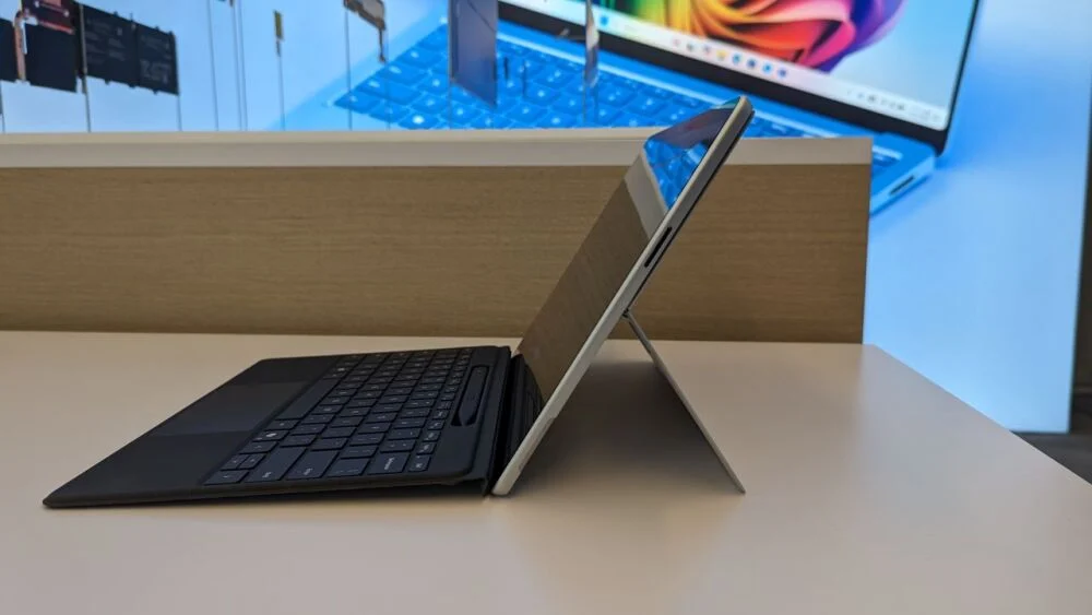 Microsoft Surface Pro vs MacBook Air 13 inch: Cuộc chạm trán đỉnh cao giữa hai biểu tượng di động 21 Microsoft Surface Pro vs MacBook Air 13 inch Cuoc cham tran dinh cao giua hai bieu tuong di dong 5